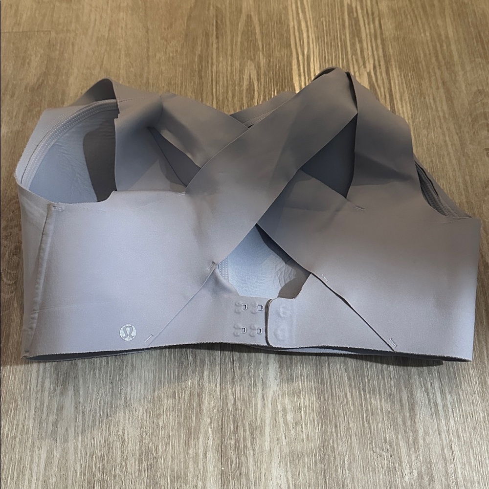 lululemon athletica Light Blue Enlite Sports Bra 36E - Picture 2 of 9